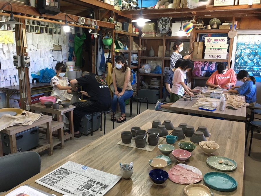 R4年陶芸教室（ろくろ体験の待ち時間に皿を製作）